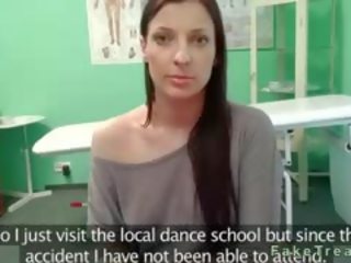 Bruneta freacă pasarica cu masaj instrument la ei therapist