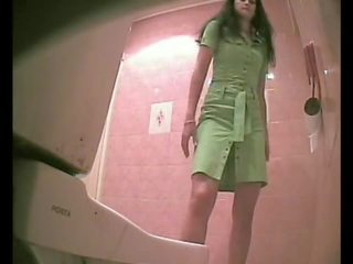 Pub badkamer spionnen camera - meisje betrapt urineren