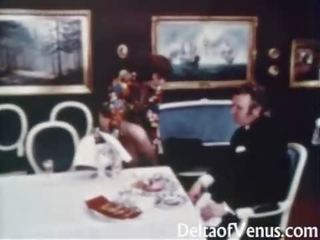 Staromodno umazano film 1960s - poraščeni middle-aged rjavolaska - miza za tri