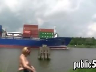 Fett kvinna utanför blinkande en cargo ship