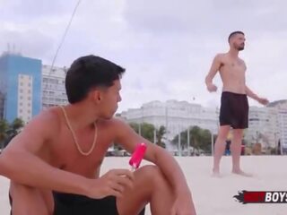 Novinho dando profesyonel pirocudo yapmak calçadão de copacabana