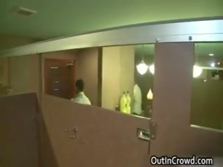 Orang hubungan intim dan mengisap di sebuah kamar mandi 17 oleh outincrowd