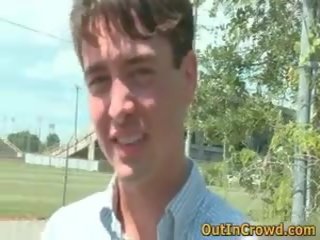 Attractive jonge homo geniet openlucht homo seks video- op de grass