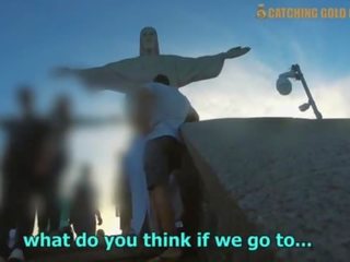 I shkëlqyer e pisët kapëse me një braziliane rrugaçe i zgjedhur lart nga krishti the redeemer në rio de janeiro