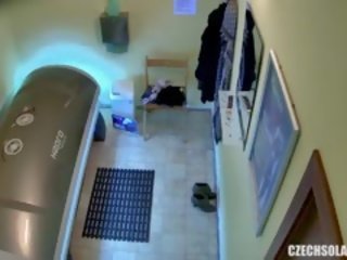 Caché came jeune écolière est toucher son chatte en solarium