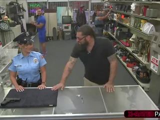 Erotik polis wanita mahu kepada pawn beliau weapon dan ends sehingga fucked oleh shawn