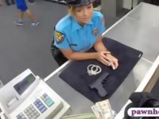 Грудаста поліція офіцер трахкав по pawn людина для заробляти додатковий гроші
