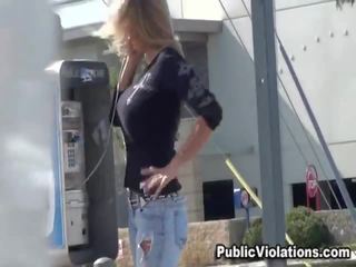 Grasso giovane donna dentro blu jeans parlando su il strada chiamata