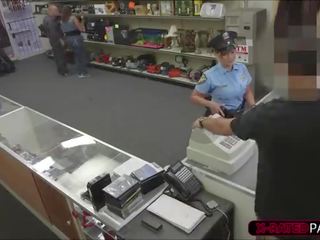 Menawan polis pegawai mahu kepada pawn beliau barangan ends sehingga dalam yang pejabat