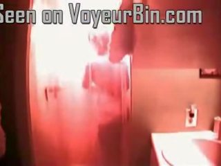 Groovy pechugona adolescente pillada en la ducha en oculto cámara