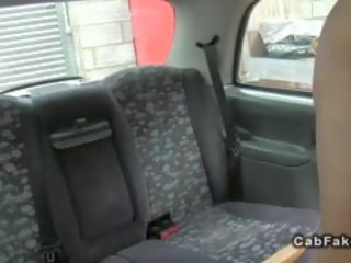Stor pupper ungarsk amatør fucks i forfalskning taxi